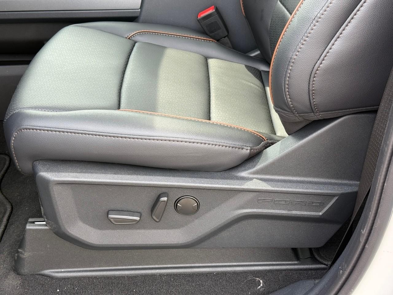 Ford Super Duty F-250 SRW Vehicle Full-screen Gallery Image 14