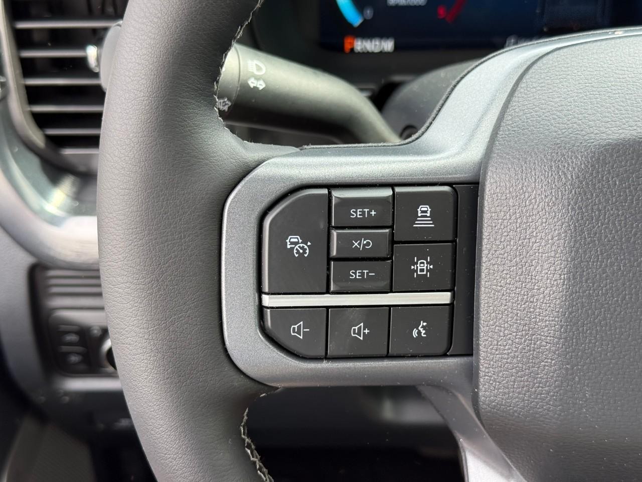 Ford Super Duty F-250 SRW Vehicle Full-screen Gallery Image 15