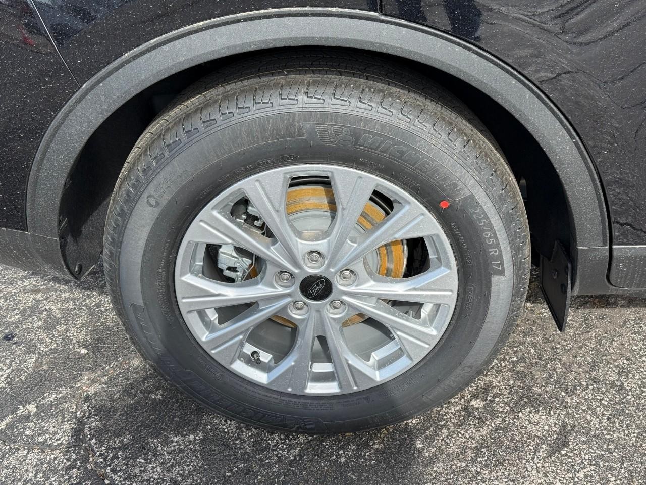 Ford Escape Vehicle Full-screen Gallery Image 05