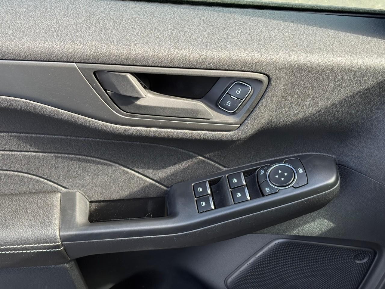 Ford Escape Vehicle Full-screen Gallery Image 12