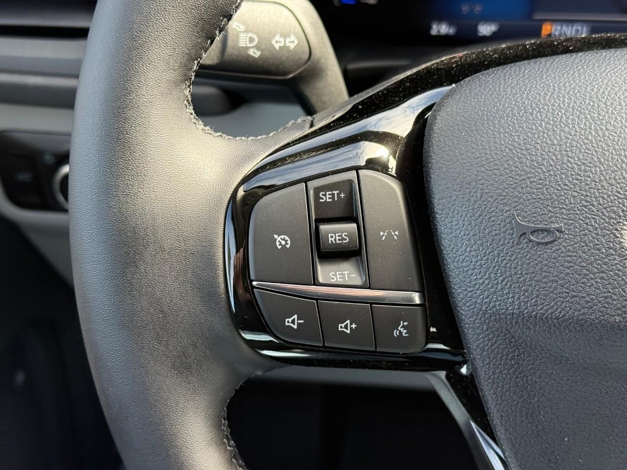 Ford Escape Vehicle Full-screen Gallery Image 15