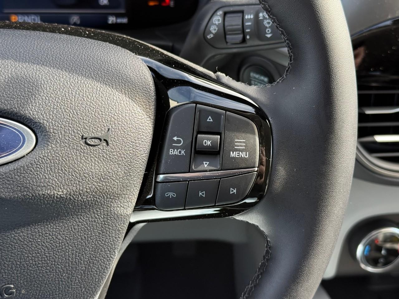 Ford Escape Vehicle Full-screen Gallery Image 16