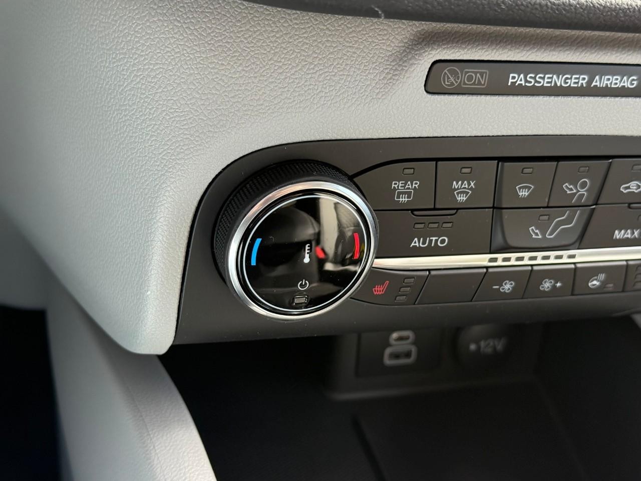 Ford Escape Vehicle Full-screen Gallery Image 18