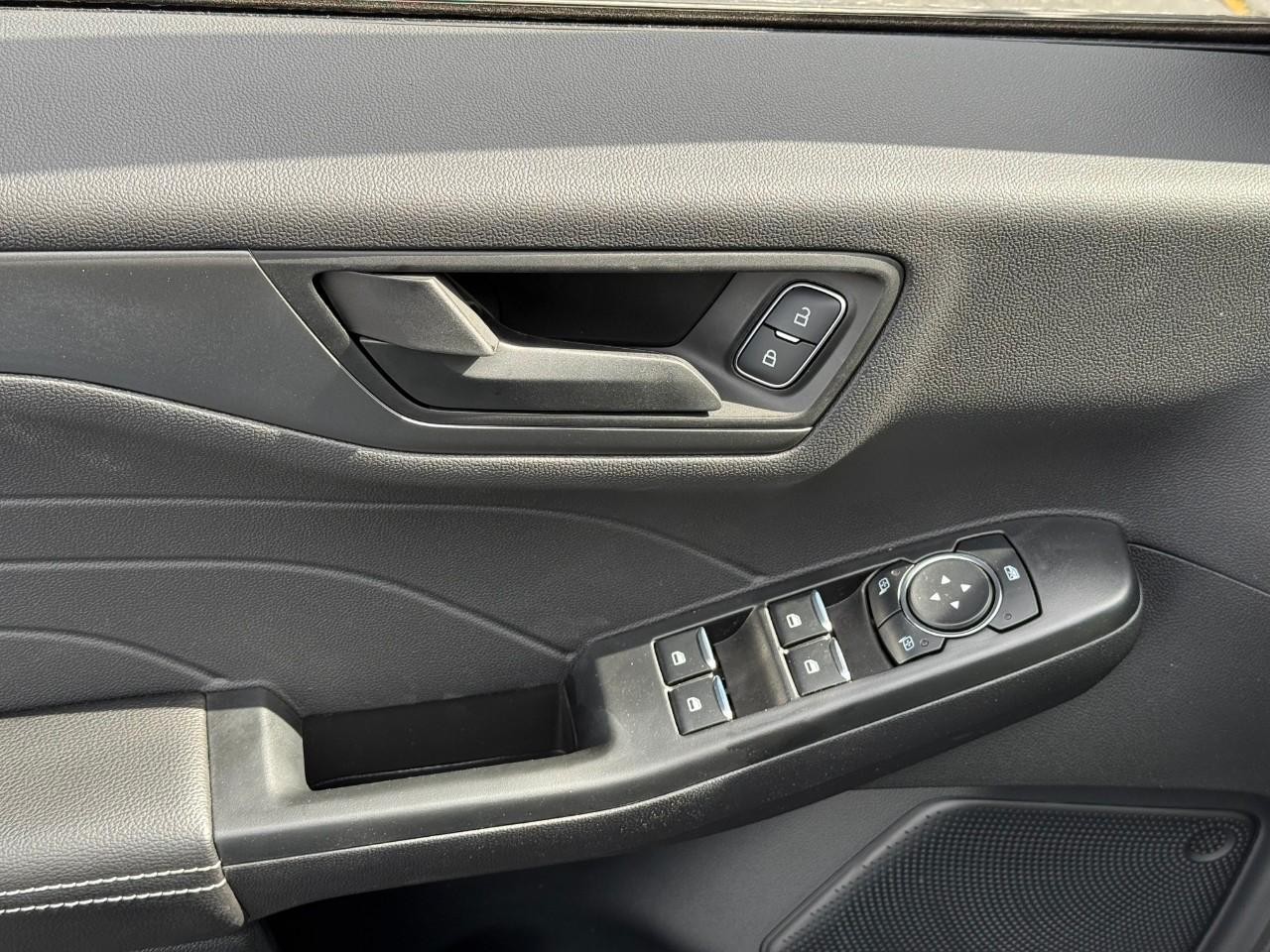 Ford Escape Vehicle Full-screen Gallery Image 12