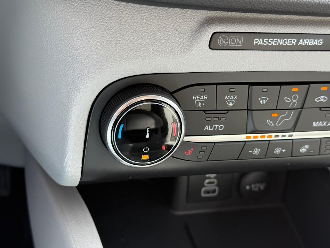 Ford Escape Vehicle Full-screen Gallery Image 17