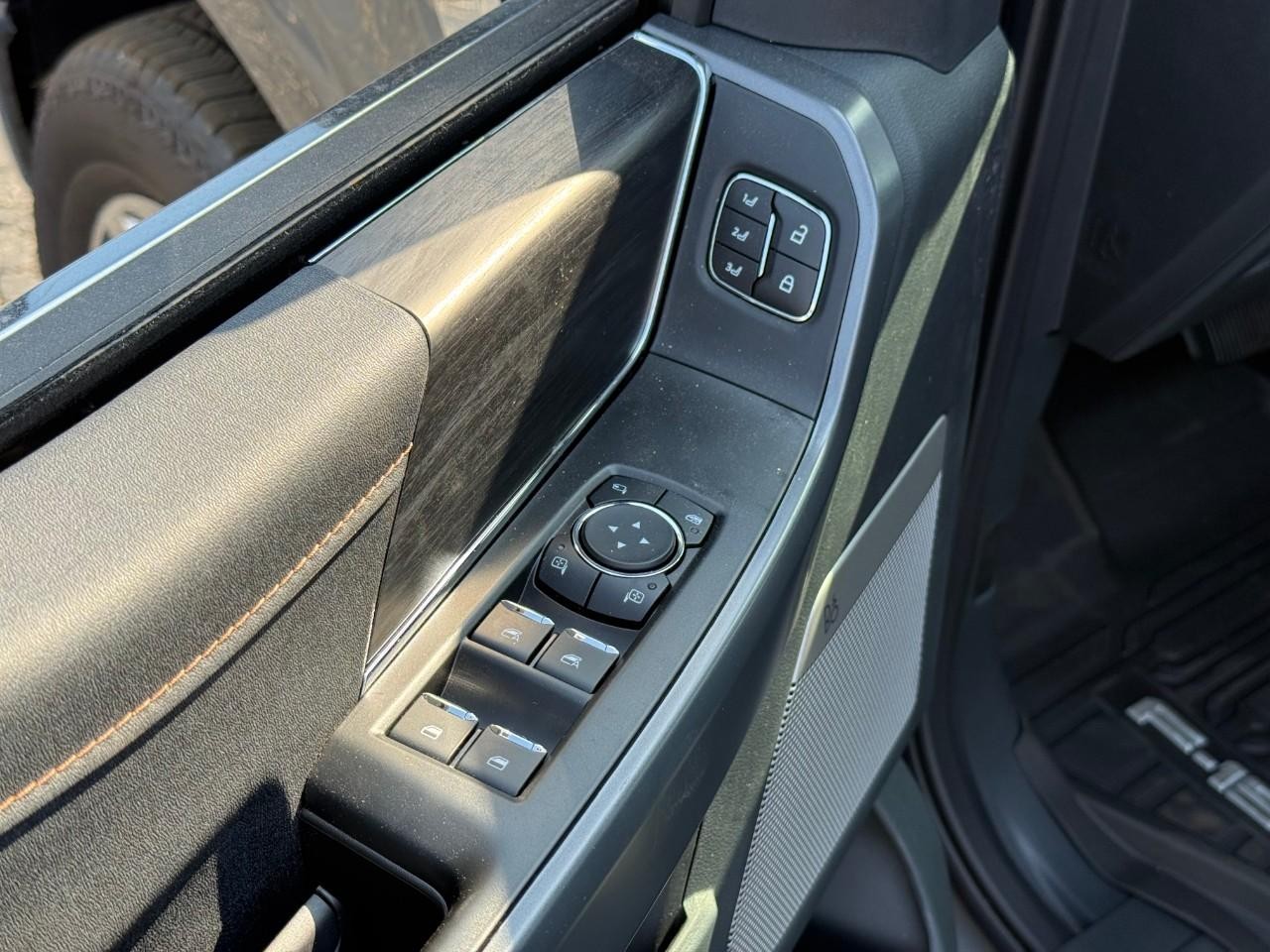 Ford F-150 Vehicle Full-screen Gallery Image 10