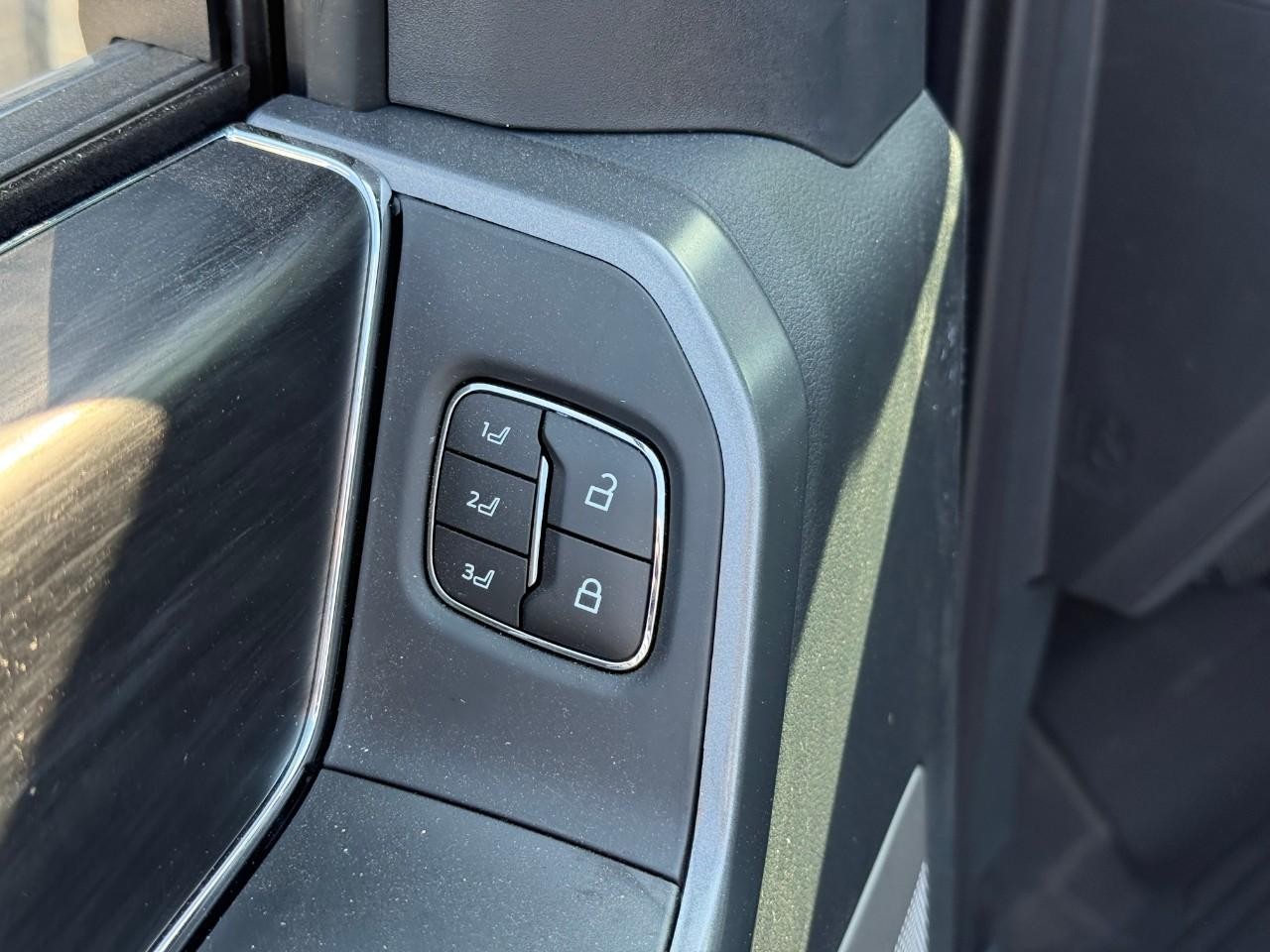 Ford F-150 Vehicle Full-screen Gallery Image 11