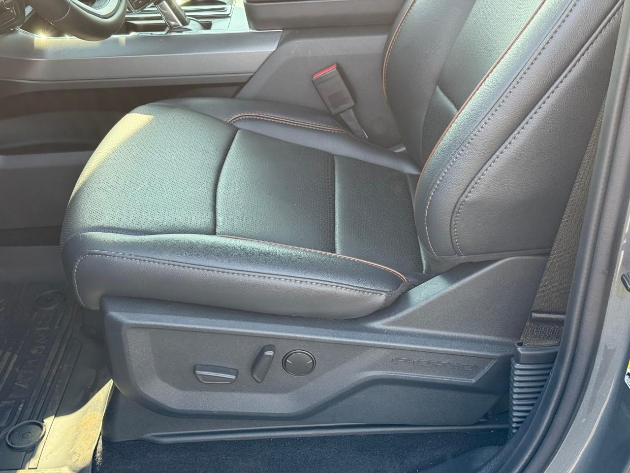 Ford F-150 Vehicle Full-screen Gallery Image 12