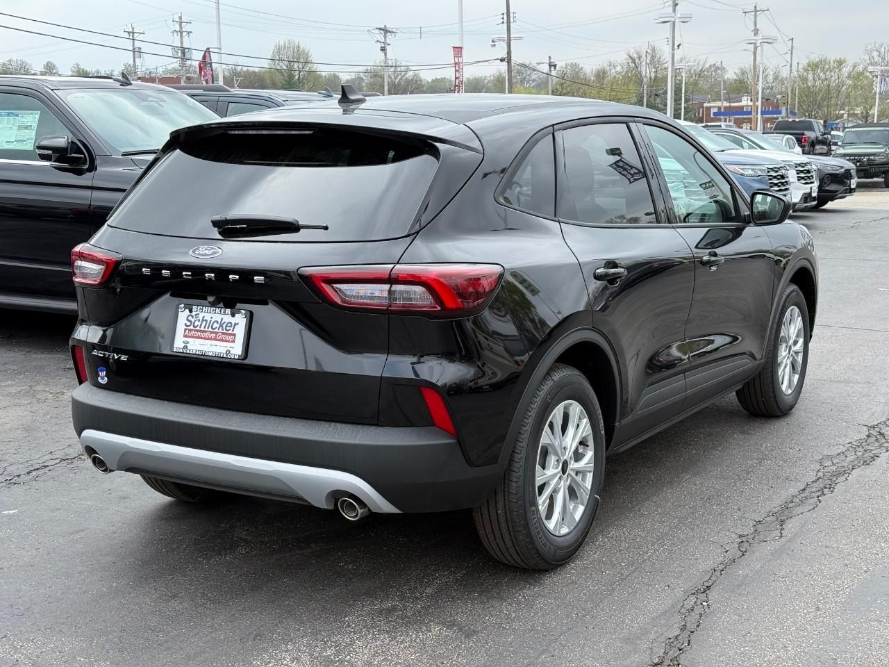 Ford Escape Vehicle Full-screen Gallery Image 03