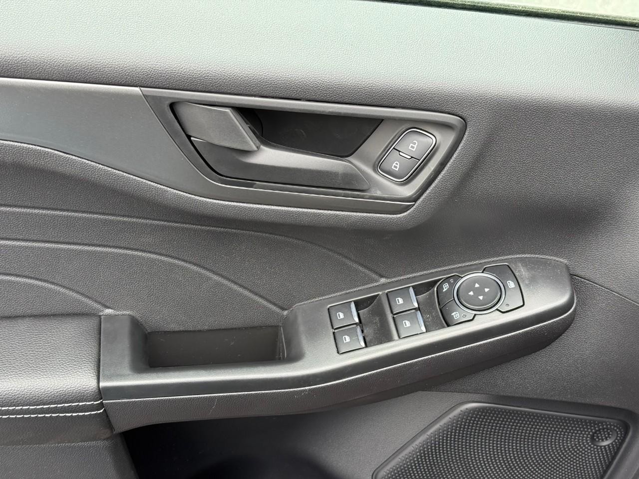 Ford Escape Vehicle Full-screen Gallery Image 11