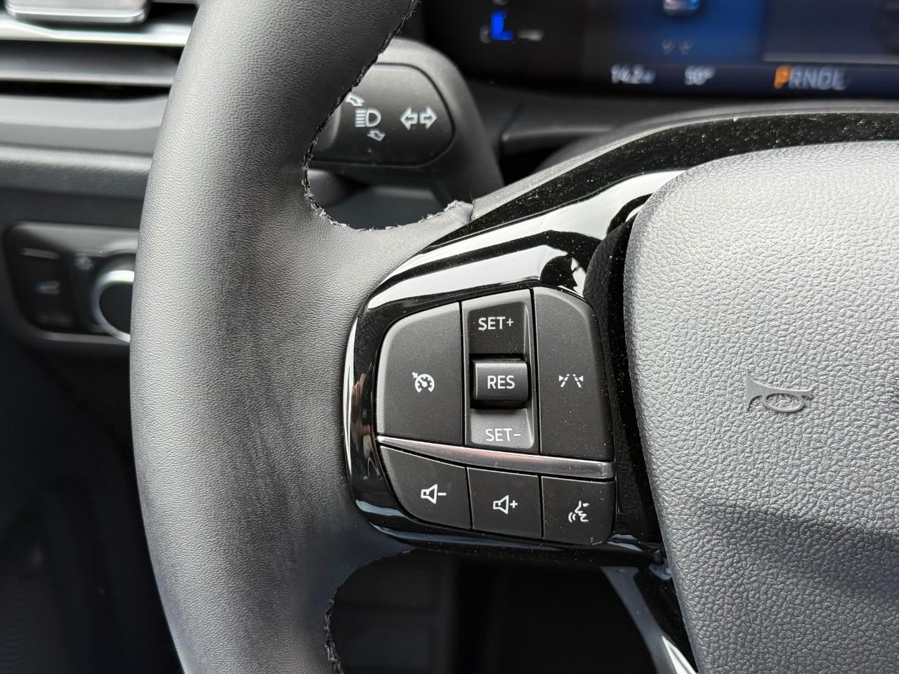 Ford Escape Vehicle Full-screen Gallery Image 17