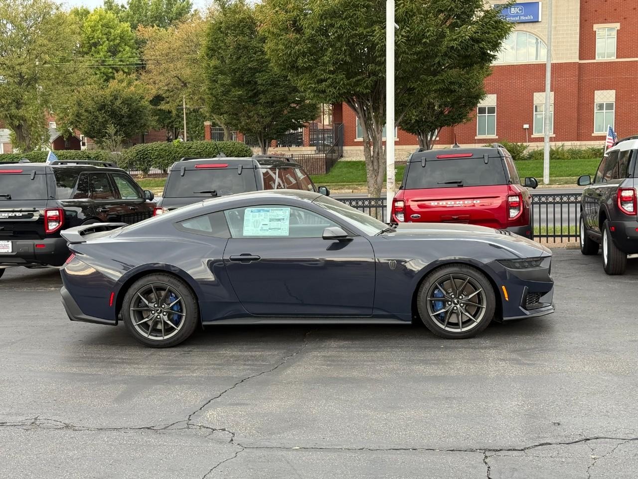Ford Mustang Vehicle Full-screen Gallery Image 02