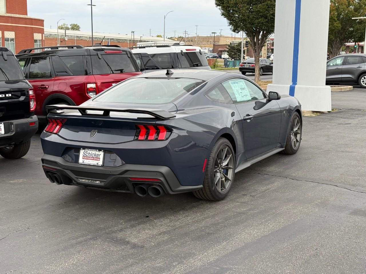 Ford Mustang Vehicle Full-screen Gallery Image 03