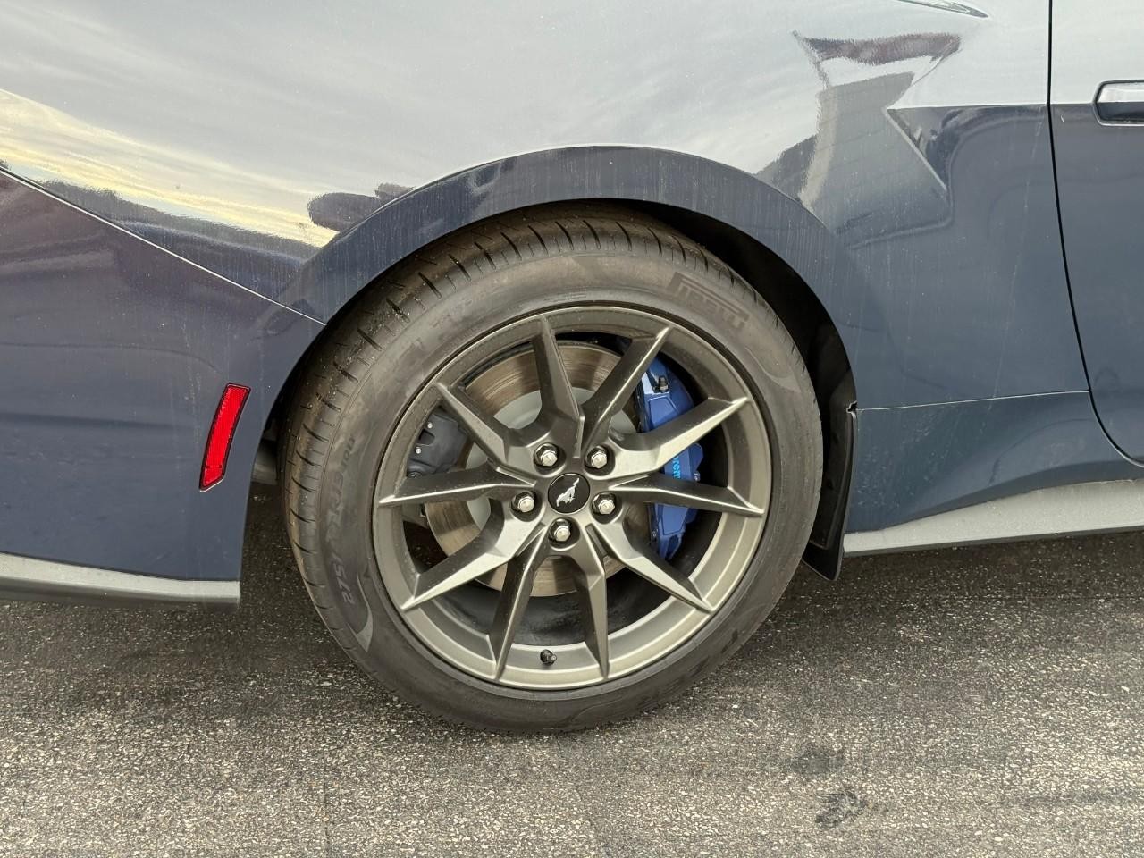 Ford Mustang Vehicle Full-screen Gallery Image 04
