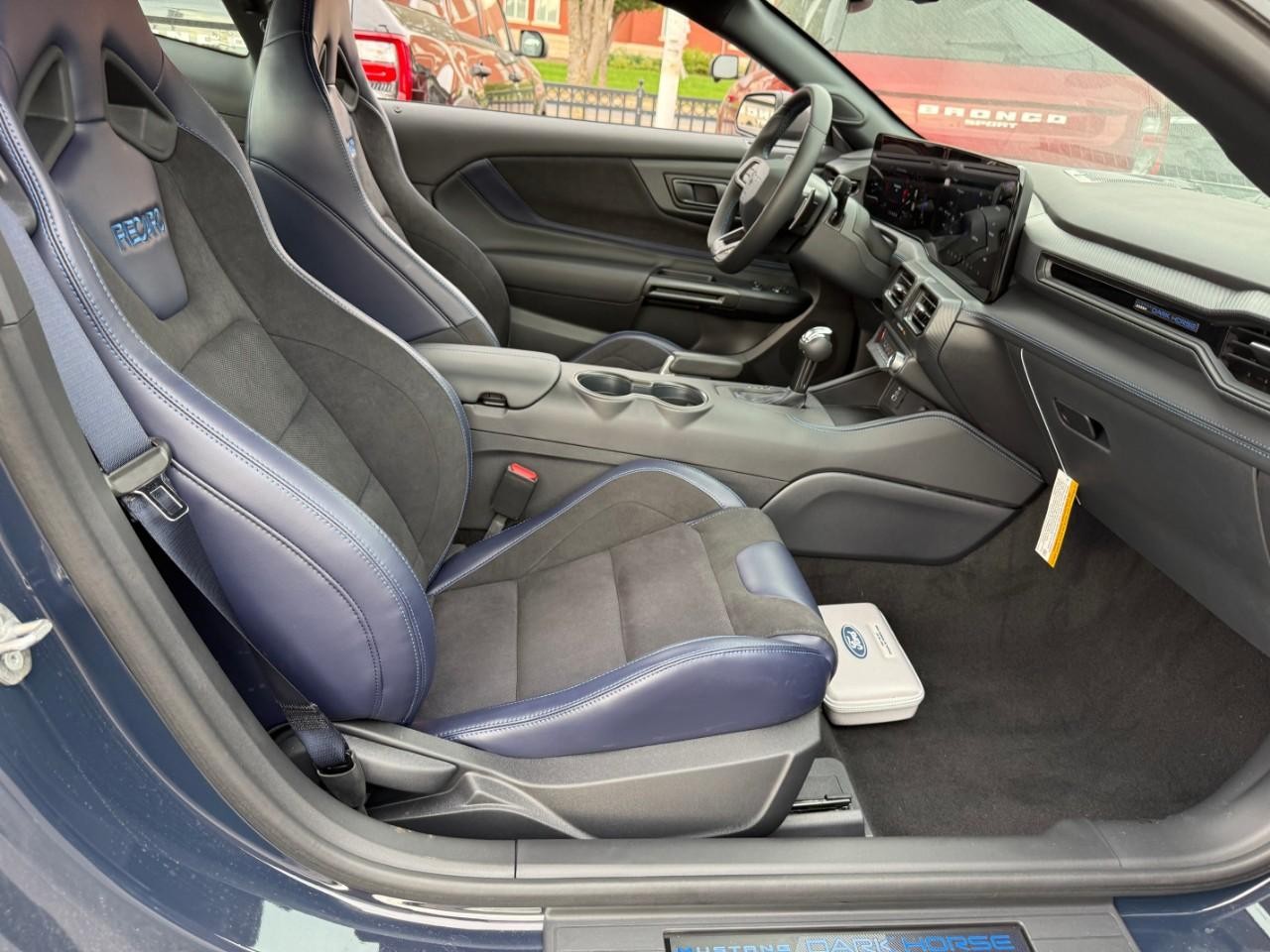 Ford Mustang Vehicle Full-screen Gallery Image 05