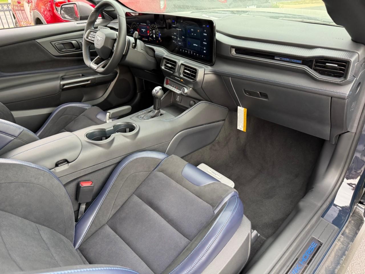 Ford Mustang Vehicle Full-screen Gallery Image 06