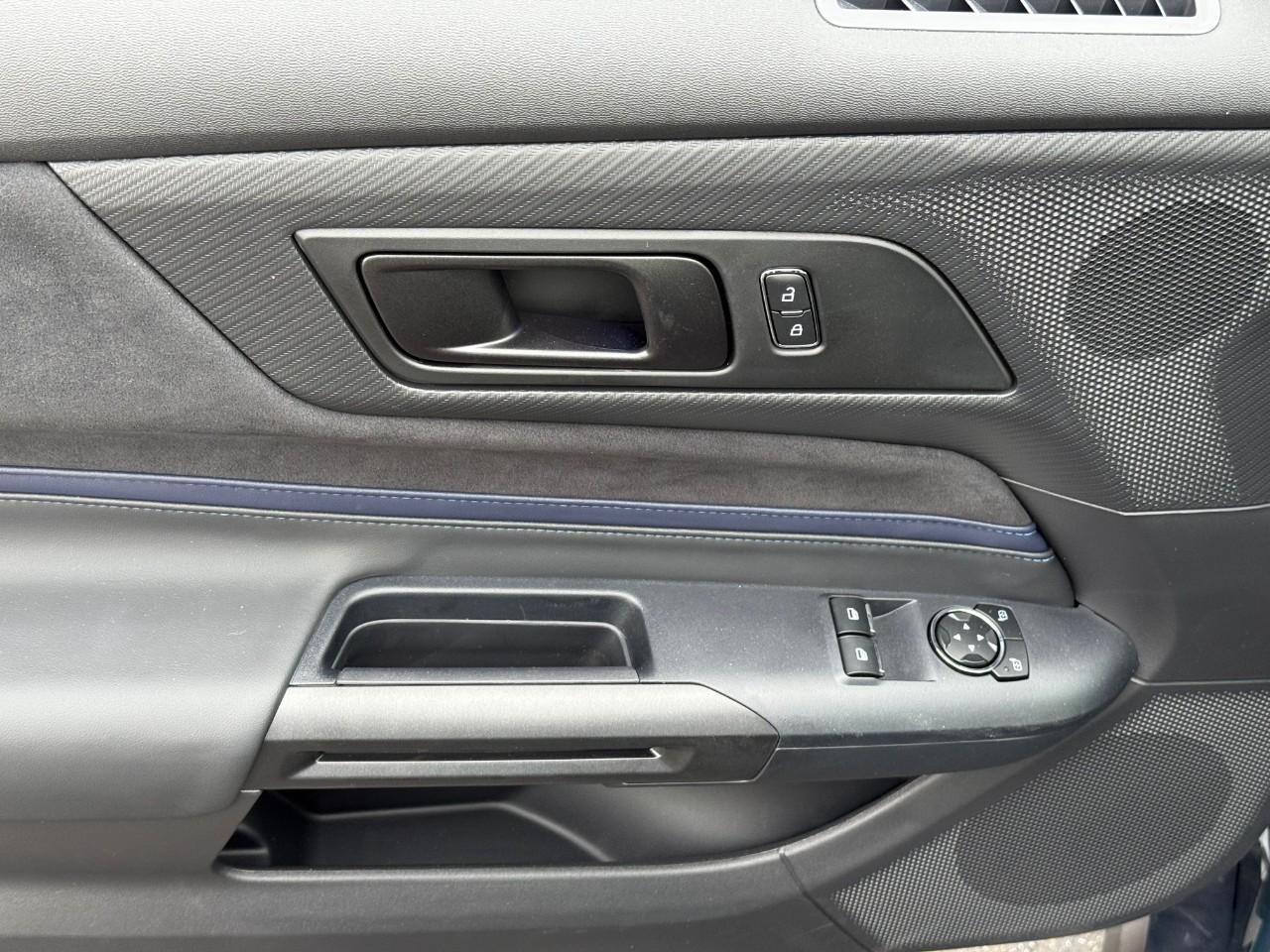 Ford Mustang Vehicle Full-screen Gallery Image 07