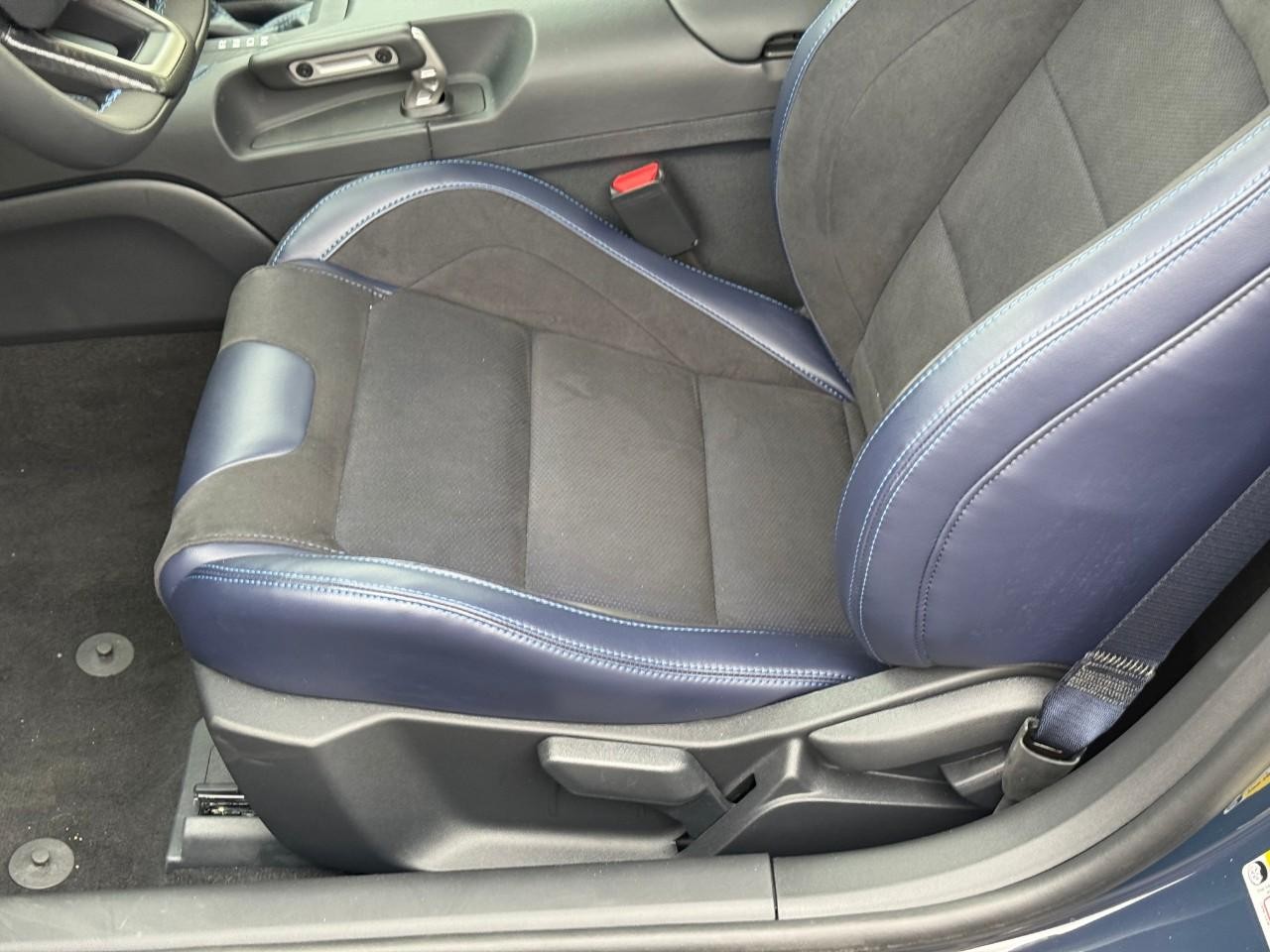 Ford Mustang Vehicle Full-screen Gallery Image 08
