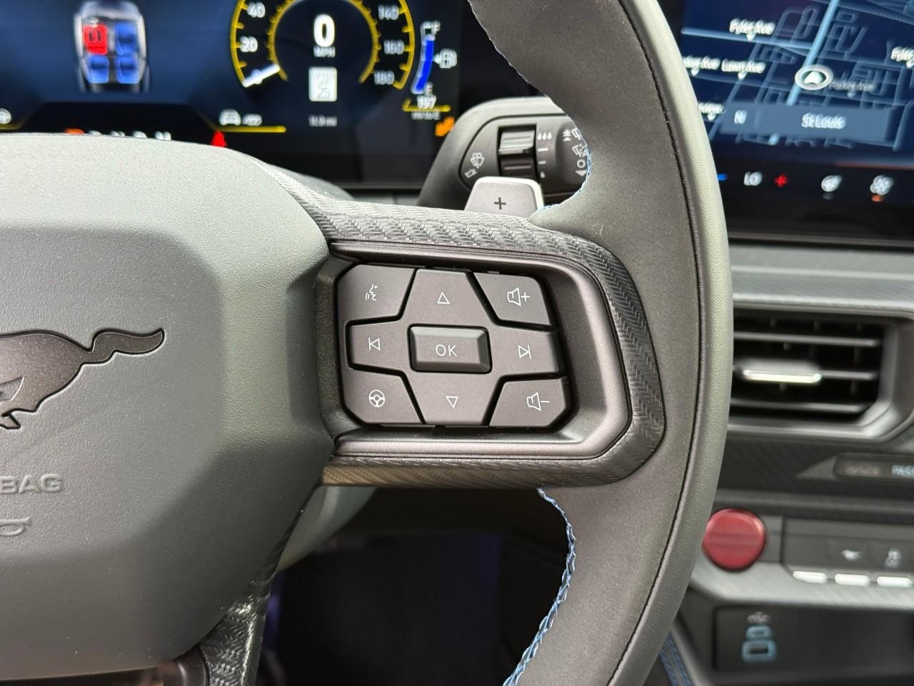 Ford Mustang Vehicle Full-screen Gallery Image 10