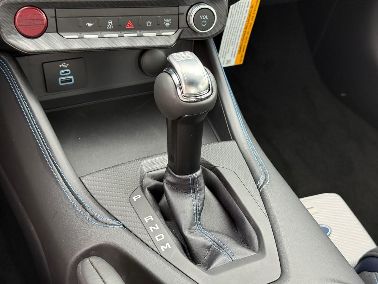 Ford Mustang Vehicle Full-screen Gallery Image 11