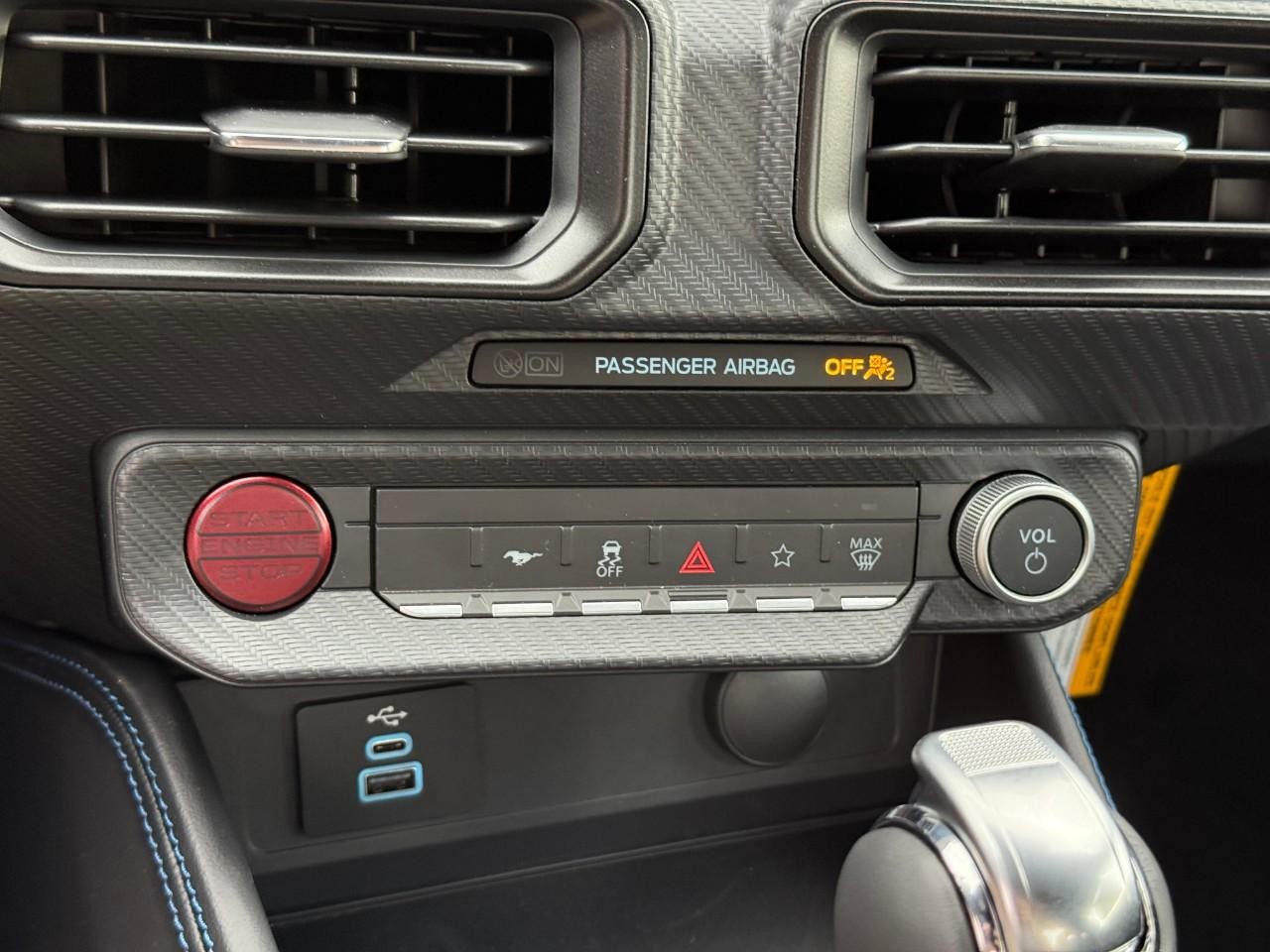 Ford Mustang Vehicle Full-screen Gallery Image 12