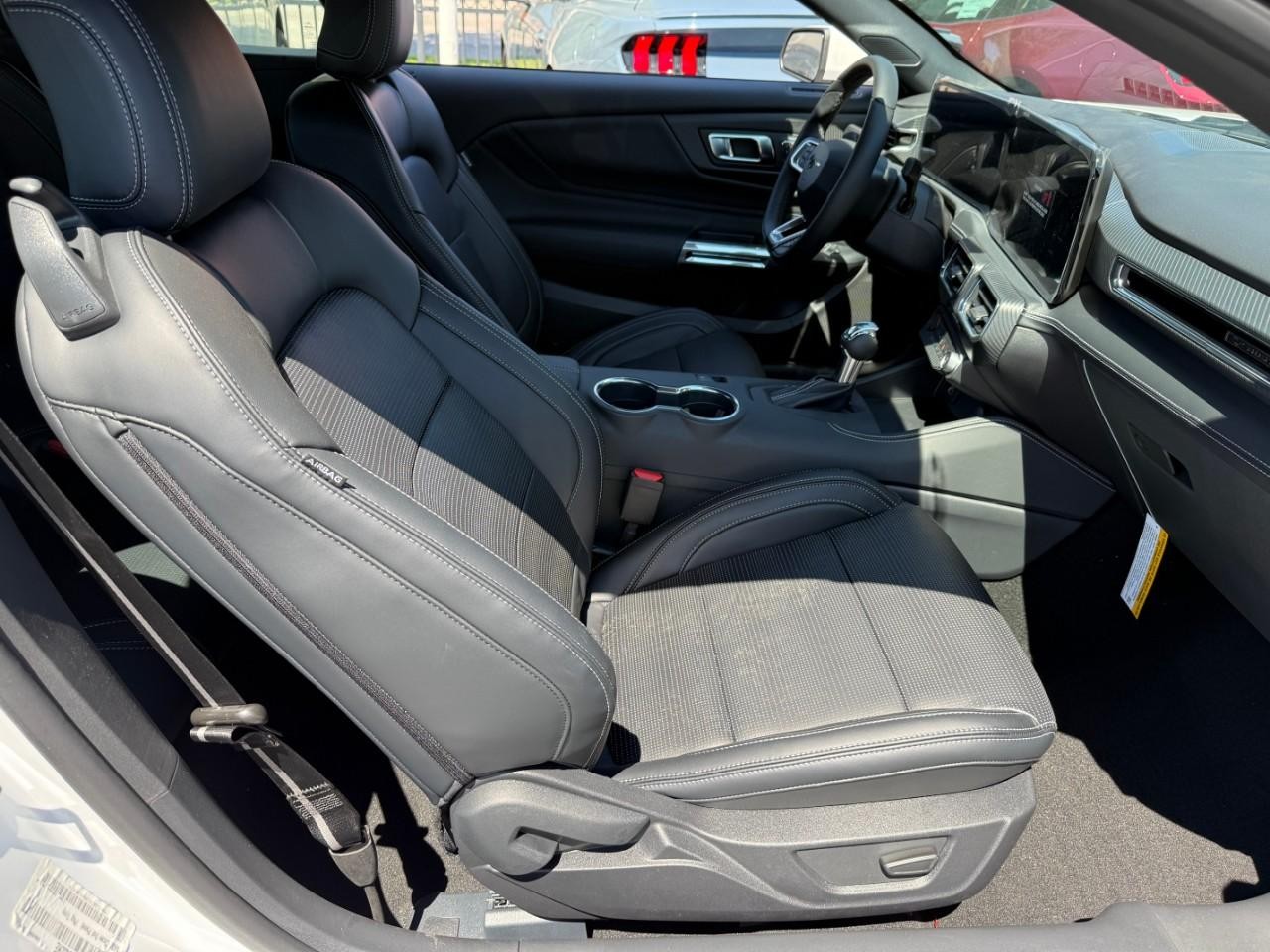 Ford Mustang Vehicle Full-screen Gallery Image 06