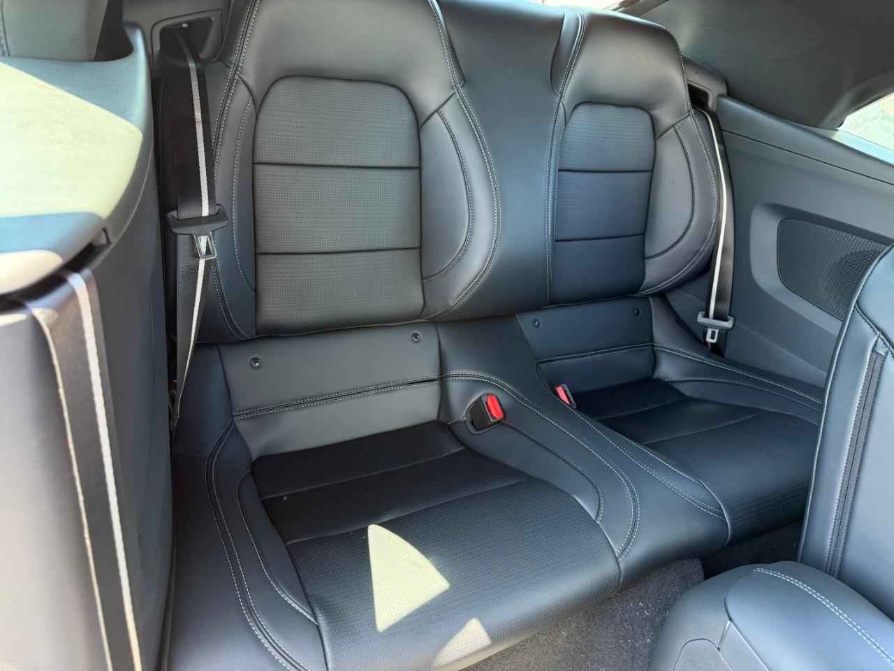 Ford Mustang Vehicle Full-screen Gallery Image 07