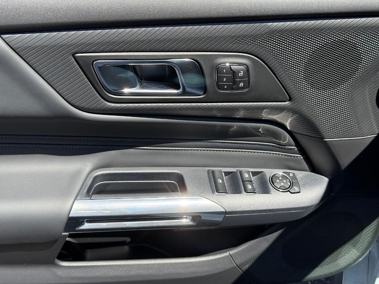 Ford Mustang Vehicle Full-screen Gallery Image 08