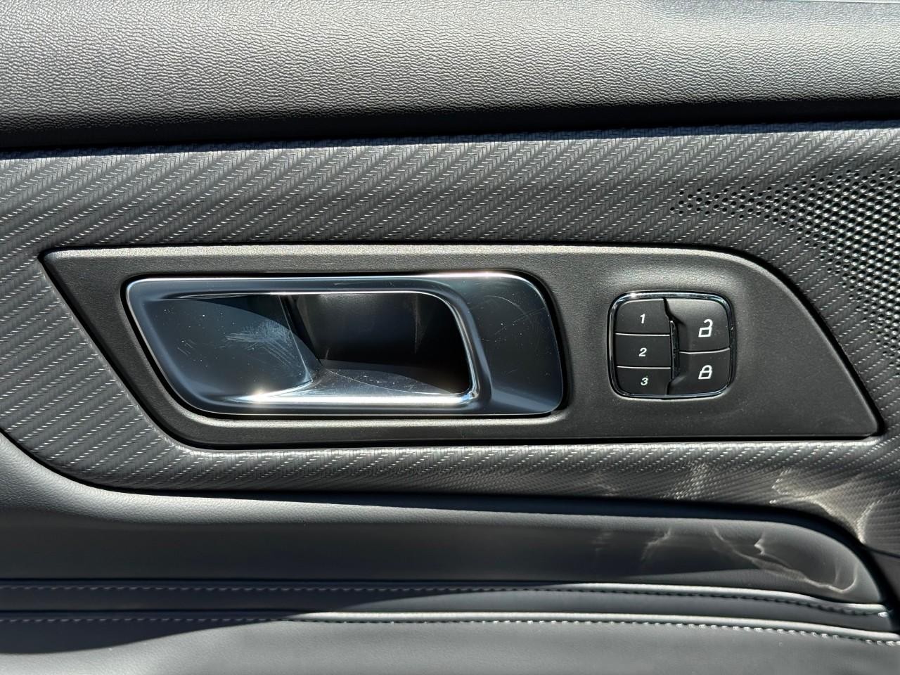 Ford Mustang Vehicle Full-screen Gallery Image 09