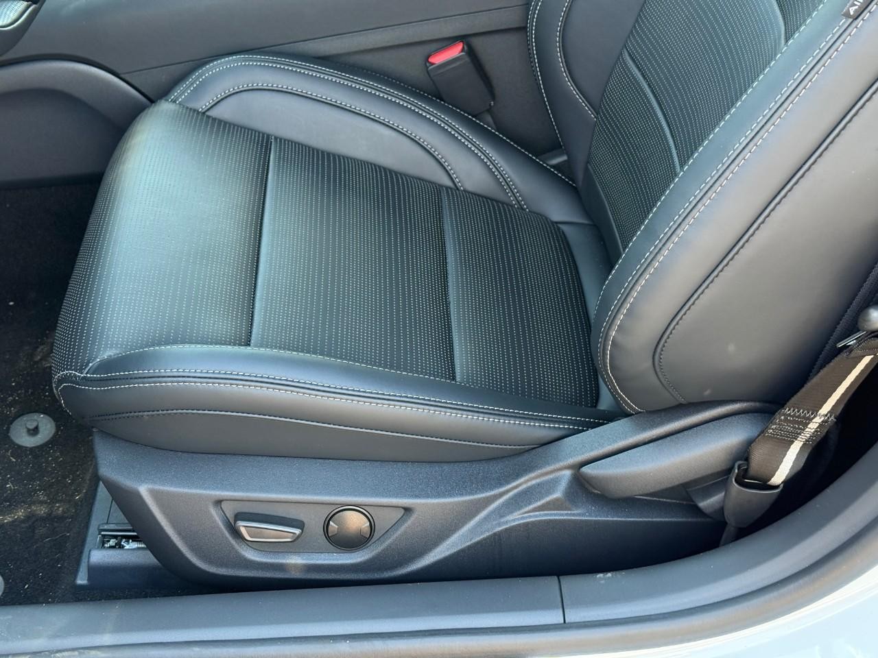 Ford Mustang Vehicle Full-screen Gallery Image 10