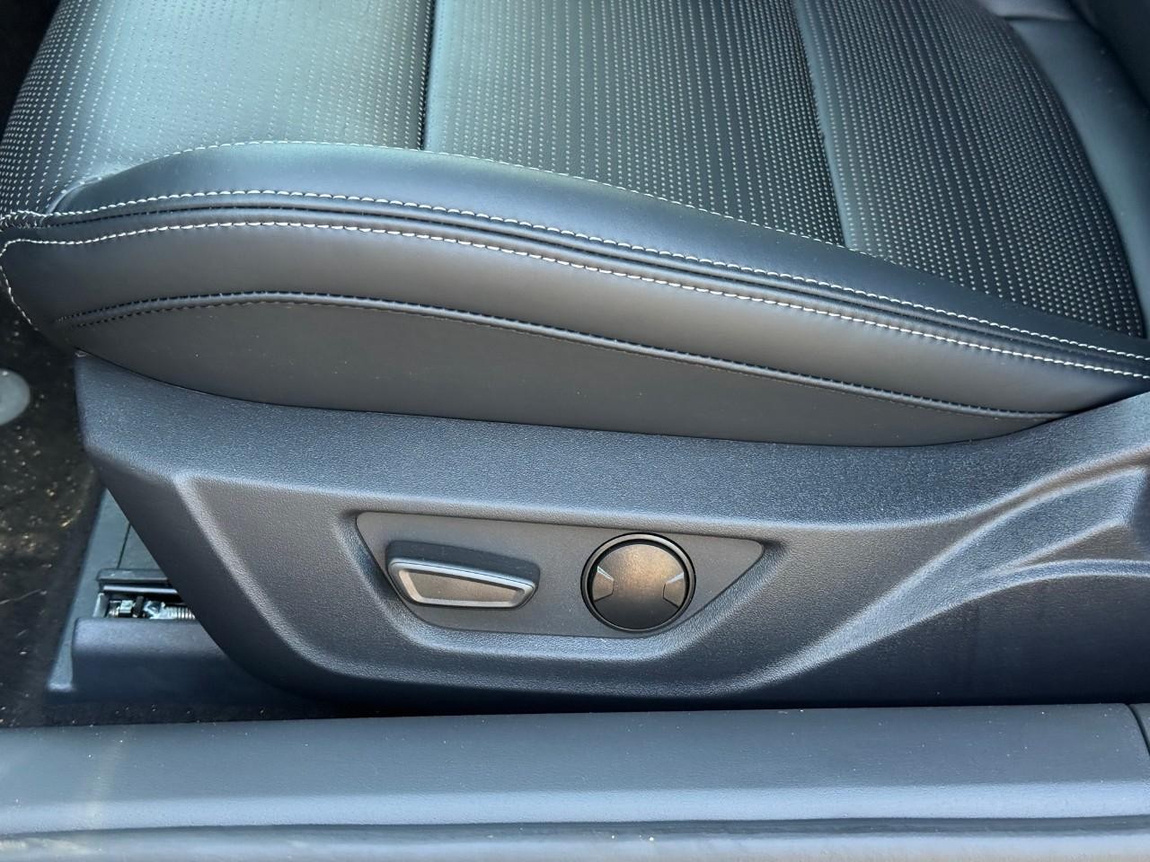 Ford Mustang Vehicle Full-screen Gallery Image 11