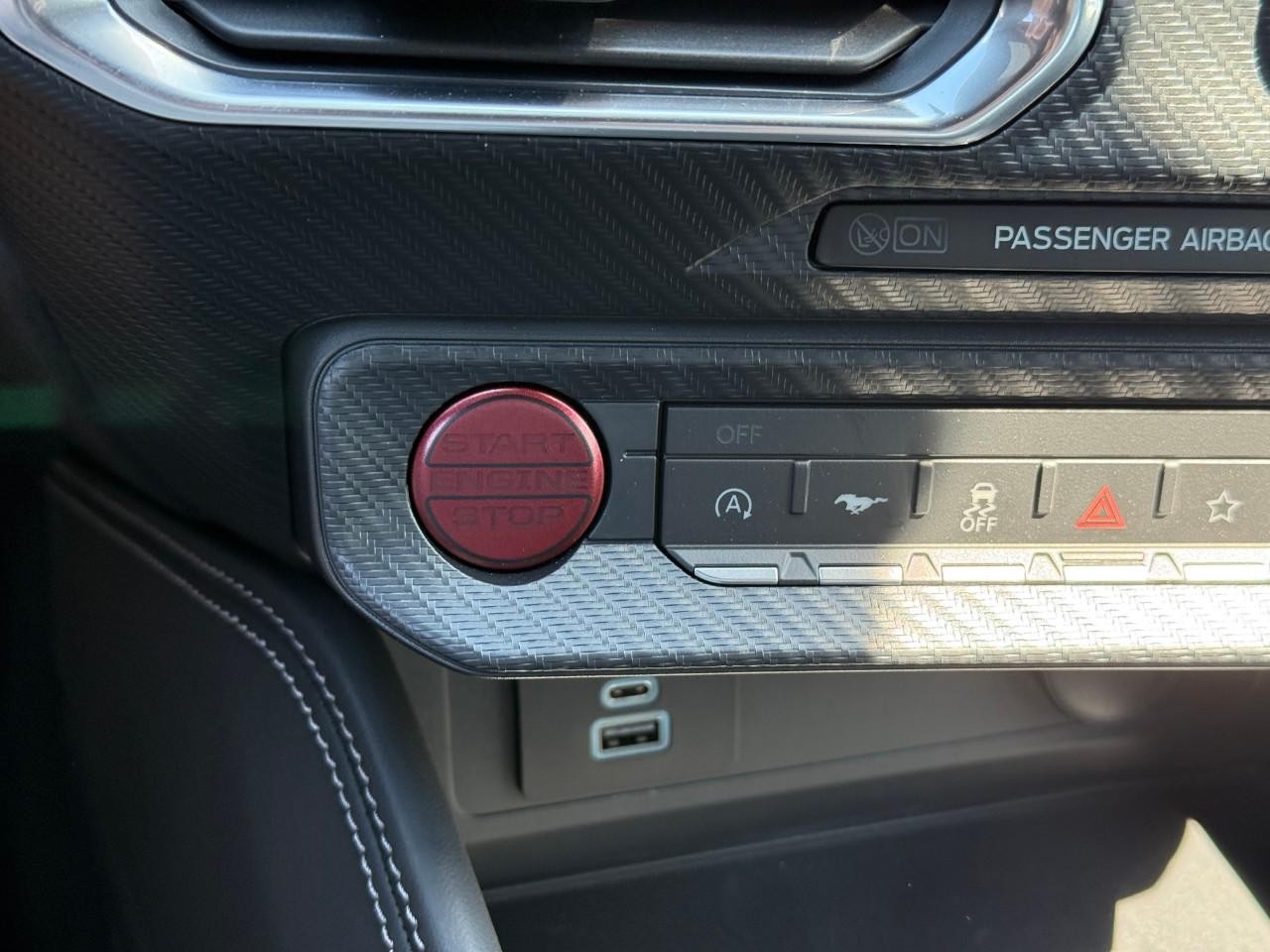 Ford Mustang Vehicle Full-screen Gallery Image 15