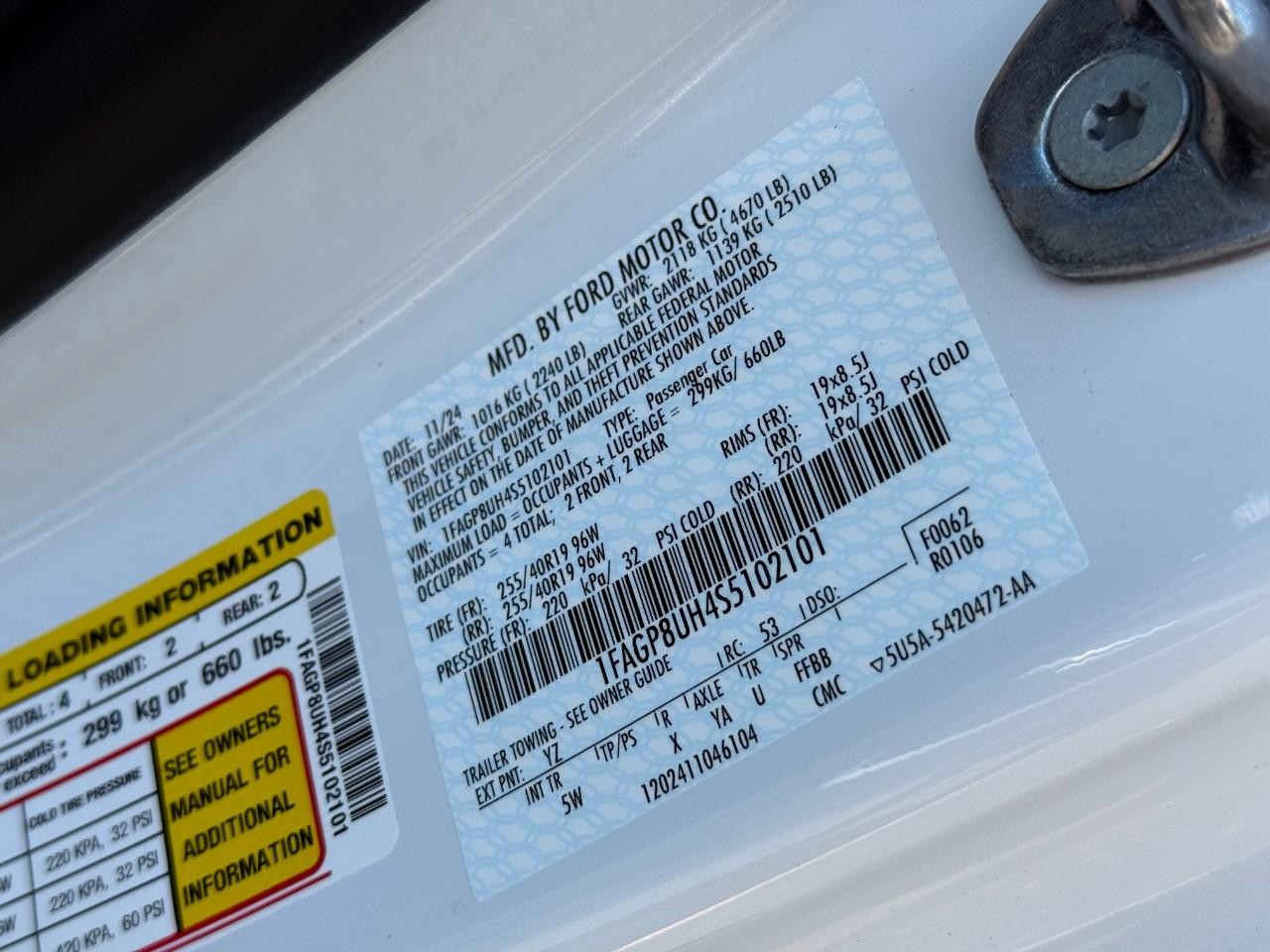 Ford Mustang Vehicle Full-screen Gallery Image 18