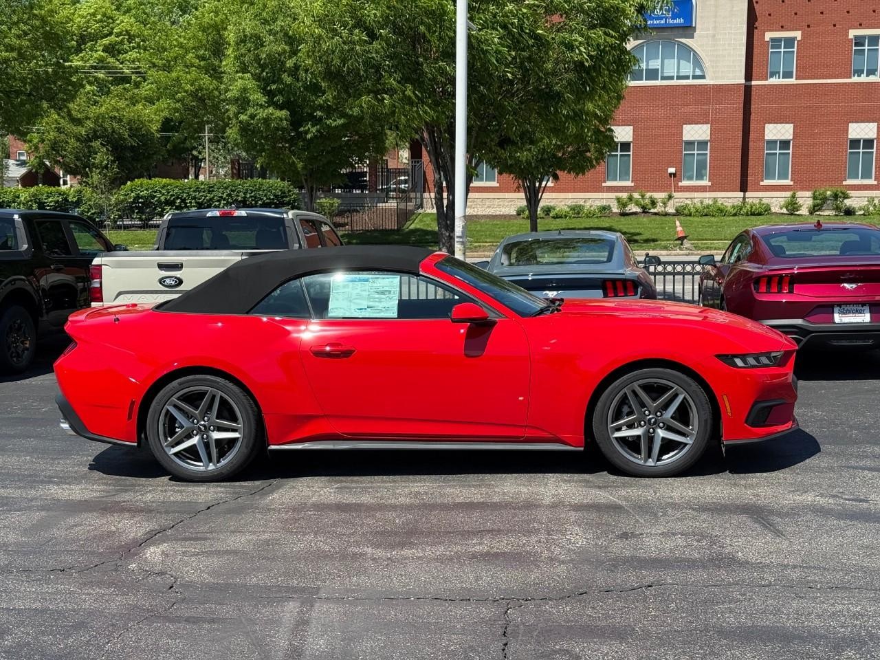 Ford Mustang Vehicle Full-screen Gallery Image 02