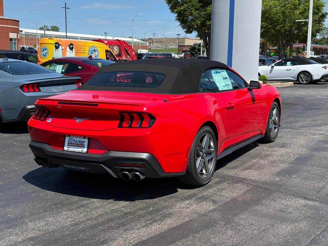 Ford Mustang Vehicle Full-screen Gallery Image 03
