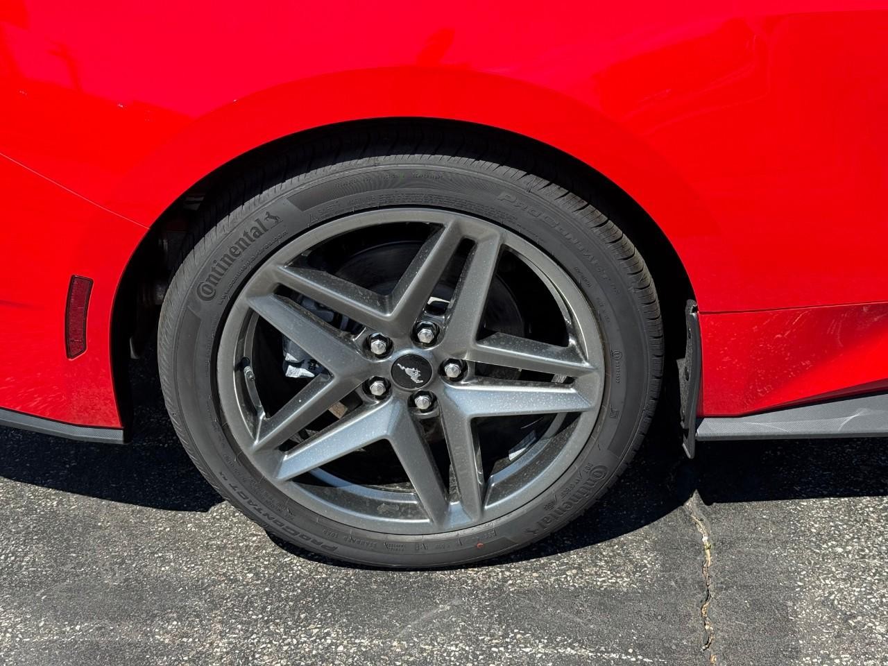 Ford Mustang Vehicle Full-screen Gallery Image 04