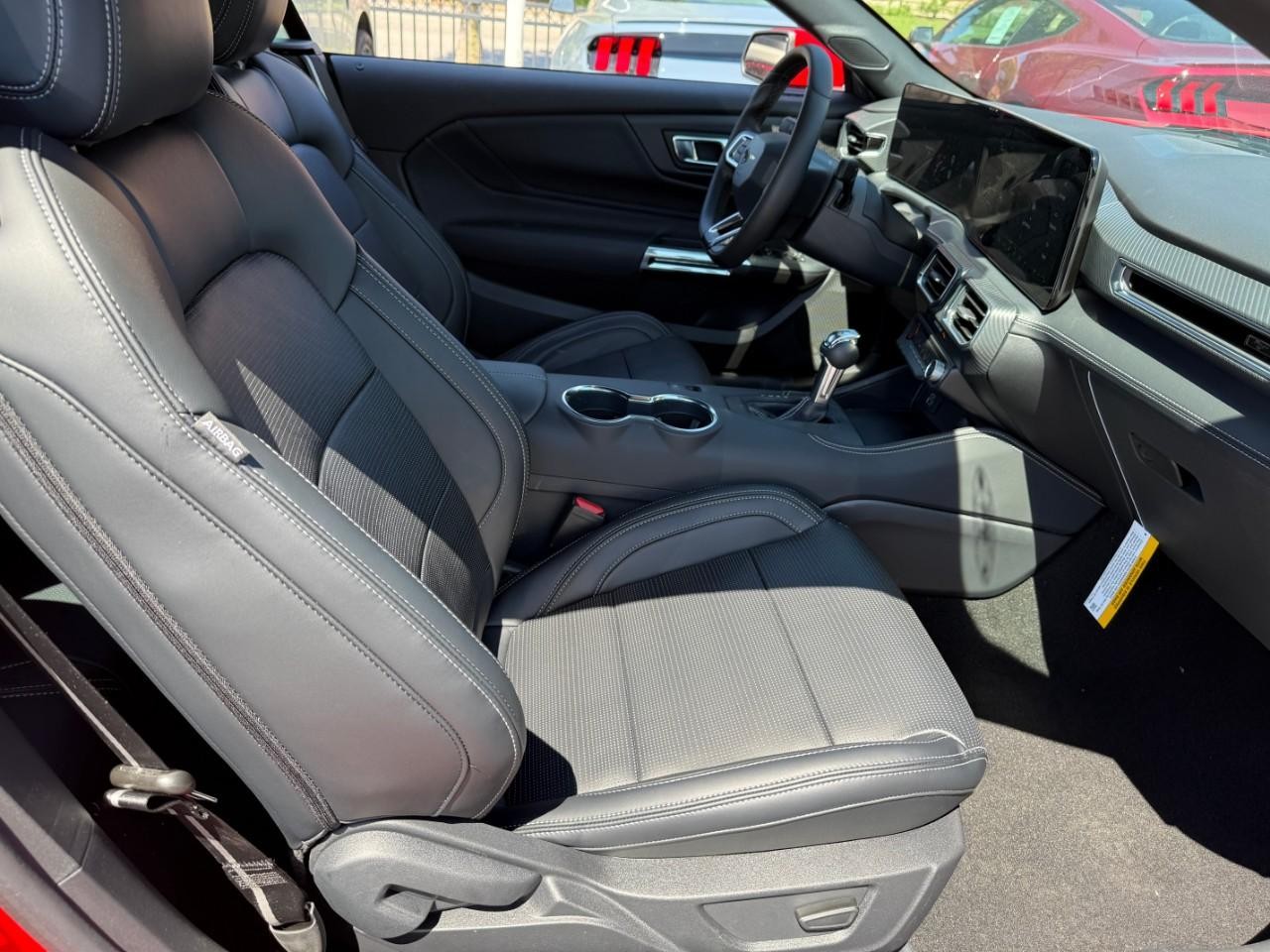 Ford Mustang Vehicle Full-screen Gallery Image 06