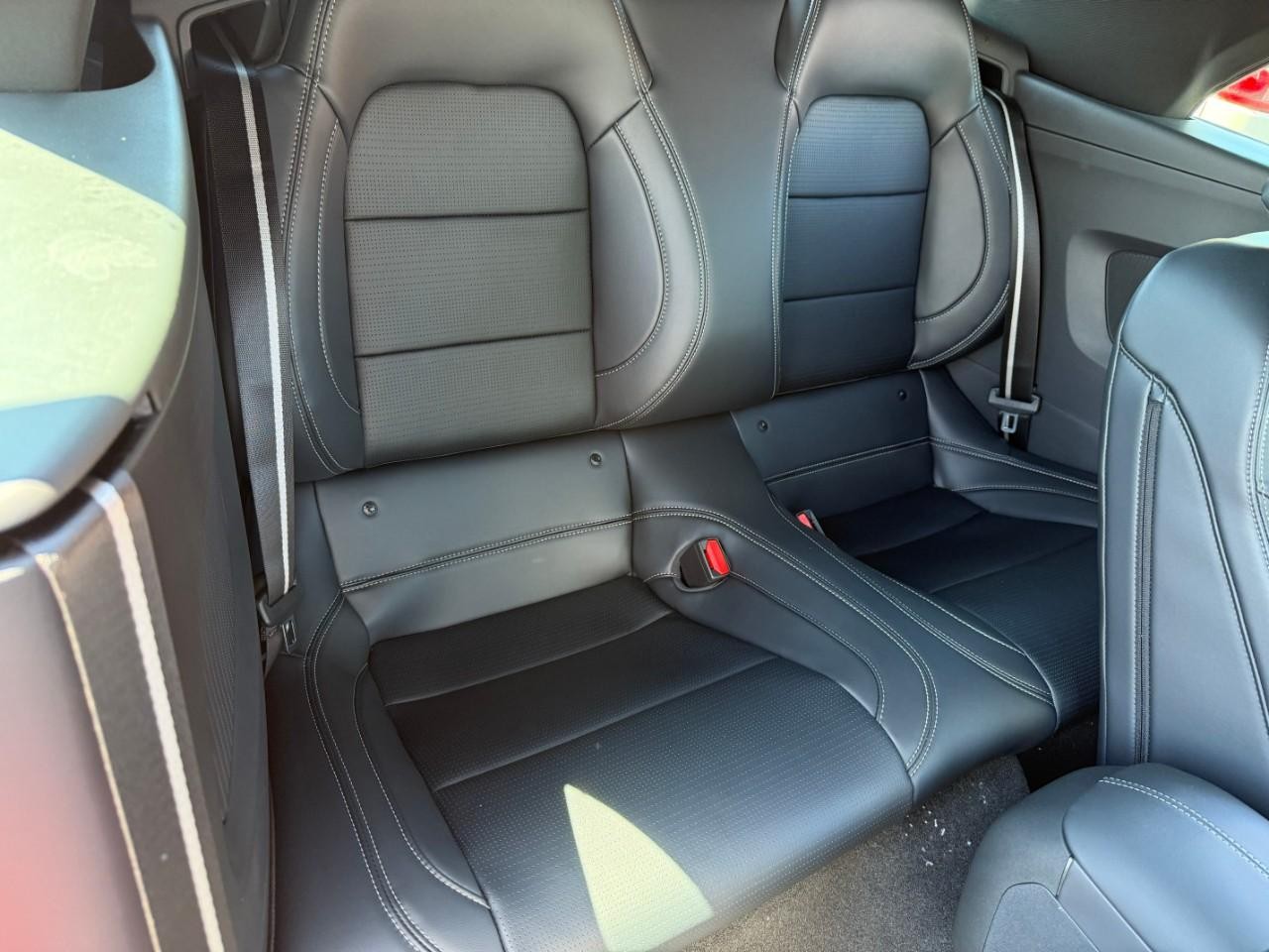 Ford Mustang Vehicle Full-screen Gallery Image 08