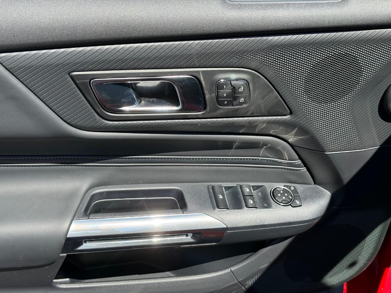 Ford Mustang Vehicle Full-screen Gallery Image 09