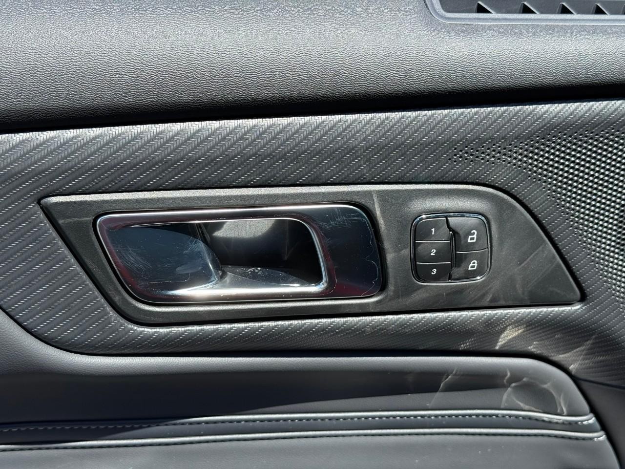 Ford Mustang Vehicle Full-screen Gallery Image 10