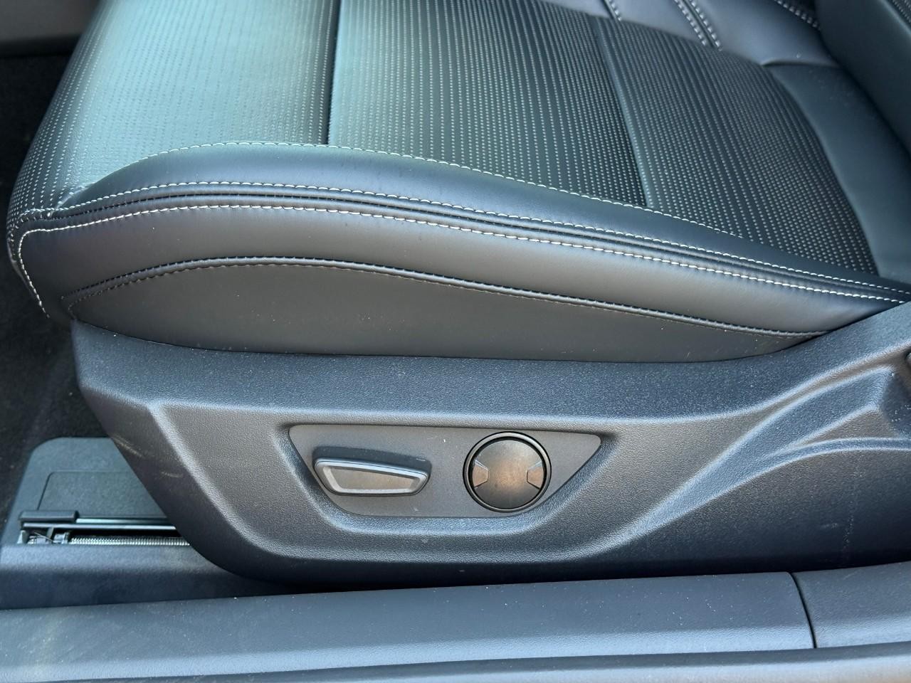 Ford Mustang Vehicle Full-screen Gallery Image 12