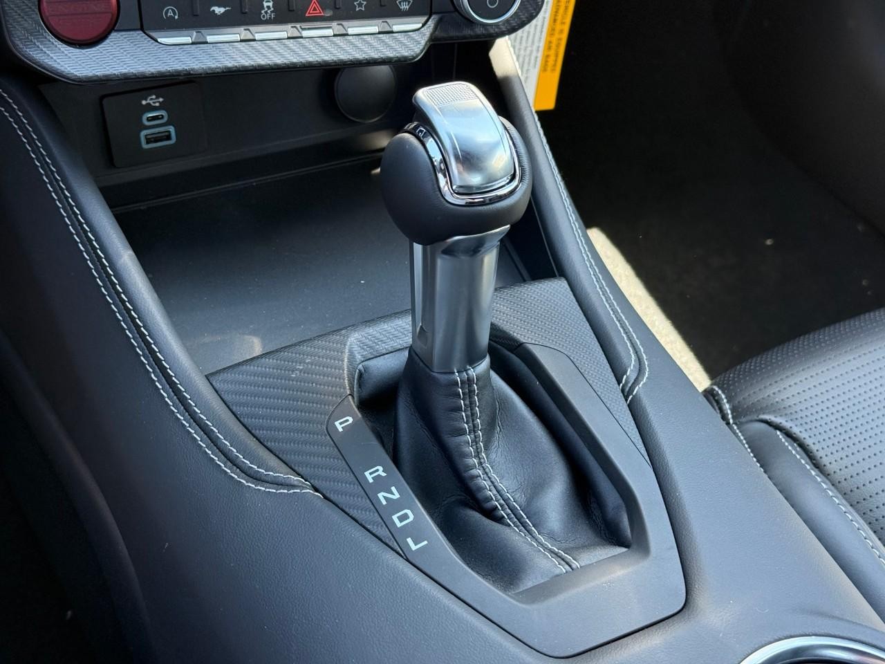 Ford Mustang Vehicle Full-screen Gallery Image 15