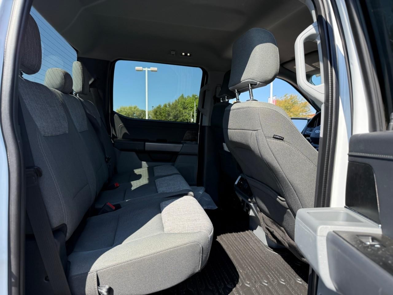 Ford F-150 Vehicle Full-screen Gallery Image 05