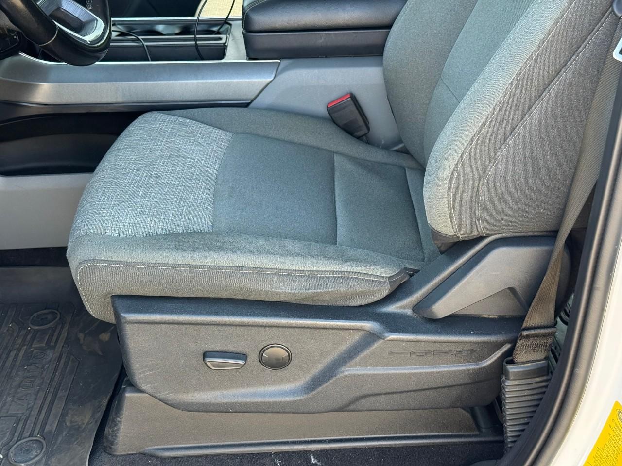 Ford F-150 Vehicle Full-screen Gallery Image 12