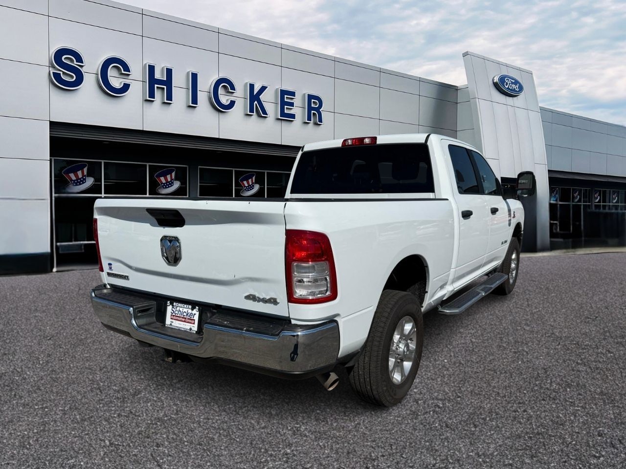 Ram 3500 Vehicle Full-screen Gallery Image 02