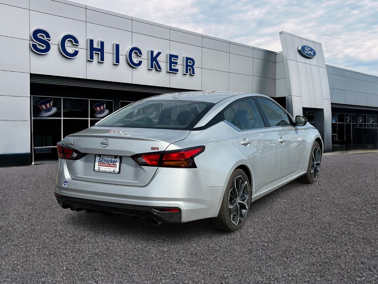 Nissan Altima Vehicle Full-screen Gallery Image 02