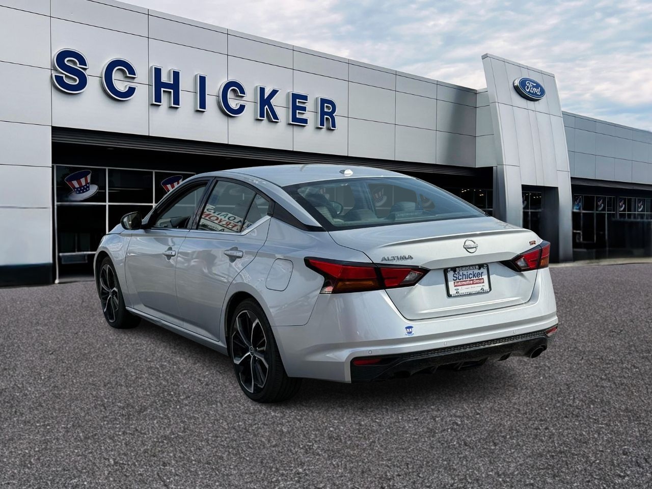 Nissan Altima Vehicle Full-screen Gallery Image 03