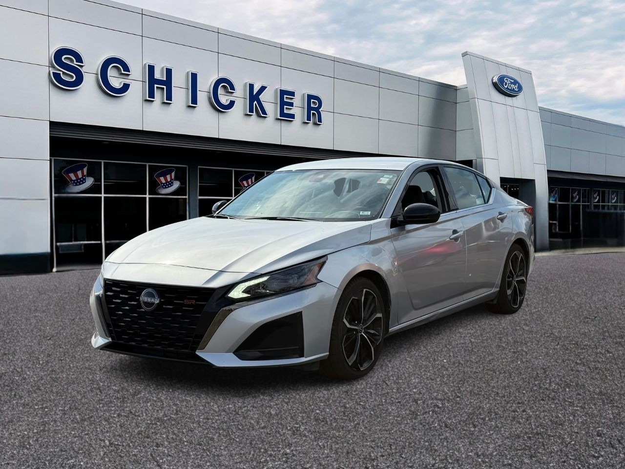 Nissan Altima Vehicle Full-screen Gallery Image 04