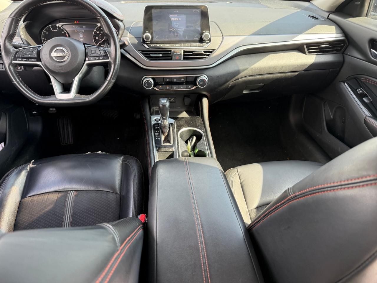 Nissan Altima Vehicle Full-screen Gallery Image 06