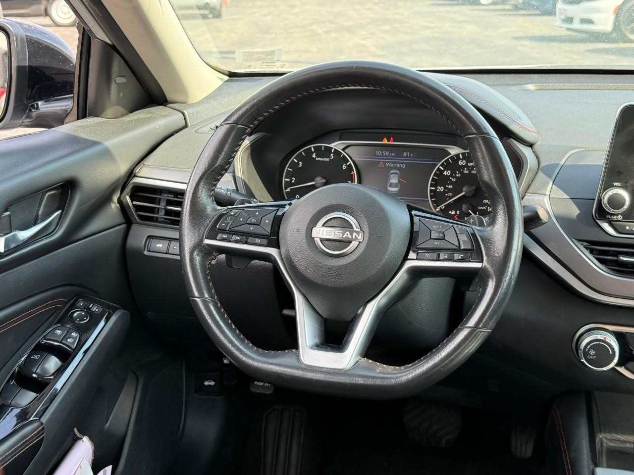 Nissan Altima Vehicle Full-screen Gallery Image 07